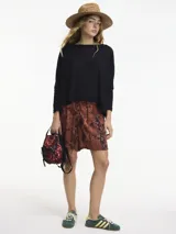 Remera de manga tres cuartos, cuello redondo y calce amplio, color negro.