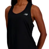 Musculosa deportiva New Balance Sport Essentials de color negro, con diseño sin mangas y el logo de la marca estampado en el pecho.