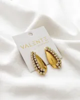 Par de aros dorados con forma de gota y doble hilera de strass.