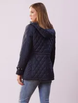 Campera capitoneada azul marino con capucha desmontable, cierre frontal con botones a presión y bolsillos laterales con cierre.