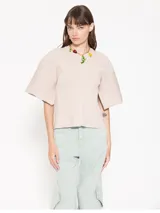 Sweater color beige de tejido de punto acanalado, con cuello redondo y mangas cortas amplias.