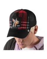 Gorra tipo trucker de cinco paneles Goorin Bros, modelo Brit Bloke de la línea The Farm. Cuenta con frente de lana con estampa de cuadros escoceses en rojo y negro, visera y panel posterior negros de malla, y parche frontal bordado con la figura de un doberman y la palabra 'BLOKE'. Posee cierre snapback ajustable.