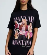 Remera de algodón color negro con cuello redondo y mangas cortas. Presenta una estampa frontal con múltiples imágenes de Hannah Montana y tipografía en tonos rosados.