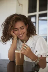 Aros colgantes con diseño orgánico inspirado en corales naturales, con acabado metálico brillante y cierre de perno con mariposa.