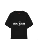 Remera negra de corte holgado con estampado frontal de la marca "Ittai Stars" en blanco y rojo.