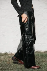 Pantalón cargo colorado de tela brillante con elástico en la cintura y bolsillos con solapa.