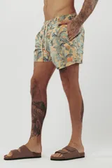 Short de baño con estampado tropical de hojas y loros, con cordón ajustable en la cintura.