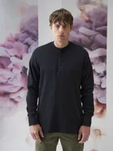 Camiseta de manga larga color bordó con cuello henley de tres botones.