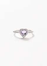 Anillo de plata 925 con dije en forma de corazón de color violeta rodeado de zirconias.