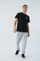 Pantalón deportivo de invierno, corte clásico con bolsillos laterales y cintura elástica con cordón ajustable. Presenta logo estampado y detalle en goma.