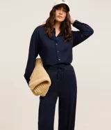 Pantalón recto de tiro alto color azul marino, confeccionado en piqué, con cintura elástica, cordón ajustable y costura central en la parte delantera.