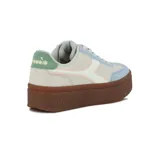 Championes Diadora modelo Bamplat para mujer, con plataforma gruesa color marrón. El cuerpo del zapato es de múltiples paneles en tonos beige claro, celeste pastel, blanco y detalles en verde menta en el talón. Presenta el logo Diadora en blanco en el lateral y cordones blancos.