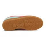 Championes casuales Diadora modelo Bamtelo, color celeste pastel con detalles en rosado vibrante y azul claro. Presentan suela de goma color caramelo.