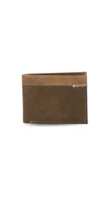 Billetera de cuero marrón con diseño combinado de dos texturas y detalle de costura decorativa en zigzag en la parte superior. Cuenta con compartimentos internos para billetes, tarjetas y visor.