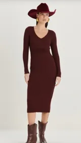 Vestido midi bordeaux de tejido de punto acanalado, con escote en V y mangas largas.
