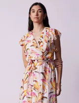 Vestido largo estampado de flores, marca Donna Ricco. Escote en V cruzado, mangas cortas con volados y lazo de ajuste en la cintura.