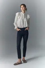 Jean de calce slim tiro medio-alto, con pierna semi recta, en denim negro con elastano y lavado suavizado. Con cierre y botón. Forrería estampada con logo de la marca.