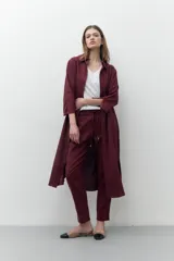 Pantalón de pijama color bordó, de corte recto y tiro alto, con cintura elástica ajustable con cordón.