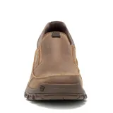 Zapatos slip-on Caterpillar modelo Threshold Slip On, color marrón, confeccionados en cuero, con diseño sin cordones, elásticos laterales para un calce cómodo y suela de goma antideslizante con logo en la puntera.