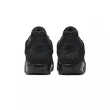 Championes Air Jordan 4 Retro de color negro, con diseño clásico de caña media, paneles de malla en los laterales y la lengüeta, y amortiguación Air visible en el talón.