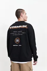 Buzo de felpa negro para hombre, con escote redondo, puños y lettering y logo estampado en la espalda con la frase 'Premium Creative Studio'.