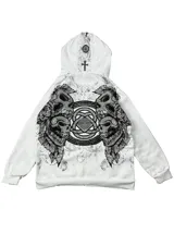 Campera con capucha color blanco, cierre frontal completo y bolsillos tipo canguro. Presenta un diseño estampado en serigrafía y DTG con calaveras y motivos ornamentales en tonos grises y negros, además de forro interior estampado en la capucha y corte oversize.
