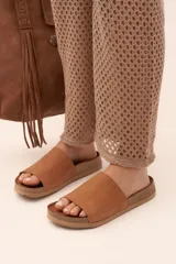 Sandalias marrones de cuero con base de corcho.