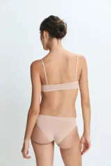 Top deportivo de diseño minimalista, sin costuras, con escote en V y breteles finos. Confeccionado en tejido elástico de tacto suave.