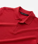 Remera polo slim negra de algodón con textura acanalada, cuello clásico con botones y mangas cortas.