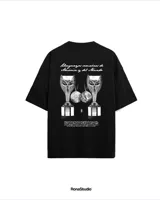 Remera negra de corte oversize con cuello redondo y mangas cortas. Presenta un logo 3D de la AUF en el centro del pecho y un estampado de alta calidad en la espalda.