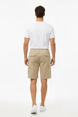 Short cargo de algodón color verde militar, con cordón ajustable en la cintura y bolsillos laterales tipo parche.