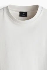 Remera de algodón con corte oversized, cuello redondo acanalado y diseño de hombros caídos.