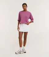 Remera de corte cropped confeccionada en algodón, con cuello redondo y mangas cortas. Presenta un diseño básico y versátil de calce holgado.