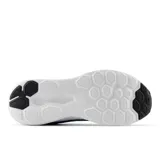 Championes de running New Balance 411v3, color negro con detalles en azul y amarillo.