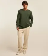 Remera de manga larga con cuello redondo, confeccionada en algodón. Presenta un corte comfort holgado y una pequeña etiqueta decorativa en el bajo.