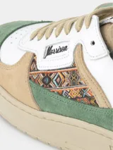 Championes Morrison modelo Zeta, color blanco con detalles en verde, tostado y un panel lateral con estampado geométrico multicolor. Cuentan con cordones beige y suela de goma.