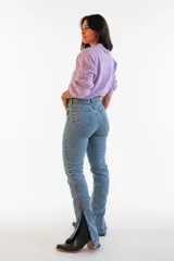 Pantalón de jean de corte recto y tiro alto, color azul claro, con aberturas laterales en los bajos y detalles deshilachados.