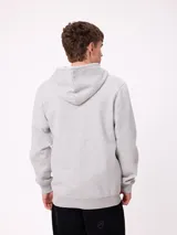 Canguro azul marino con capucha, cierre frontal, bolsillos tipo canguro y logo de la marca en el pecho.