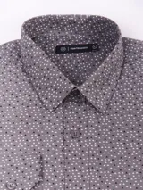 Camisa de manga larga marca Cuatro Ases, color gris con estampado de pequeños triángulos blancos. Presenta cuello clásico, cierre frontal con botones y puños abotonados.