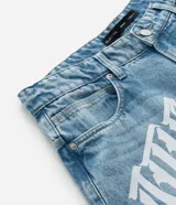 Bermuda masculina de jean con lavado claro, corte baggy relaxed y estampado lettering blanco en la parte delantera. Cuenta con bolsillos funcionales y cierre de cremallera y botón. Confeccionada en algodón certificado BCI.