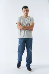 Pantalón de jean de hombre, corte slim cropped, con bolsillos y cremallera.