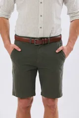 Bermuda clásica azul marino confeccionada en gabardina liviana de algodón con elastano, de corte recto y diseño liso.