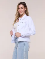 Campera de jean Baccini de color celeste claro, con cuello solapa, cierre frontal con botones metálicos, bolsillos en el pecho y ruedo con terminación desflecada.