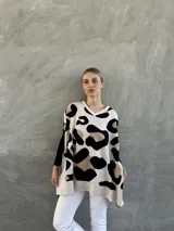 Sweater beige con estampado animal print en negro y marrón, cuello en V y mangas largas.