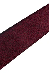 Set compuesto por una corbata y un pañuelo de bolsillo a juego, ambos en color bordó con un estampado geométrico sutil en tono oscuro.