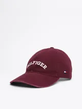 Gorra de béisbol color bordó con el logo de Tommy Hilfiger bordado en blanco en el frente y el logo de la marca en la parte trasera.