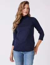 Buzo azul marino de tejido acanalado, con cuello alto tipo mock neck y mangas tres cuartos.