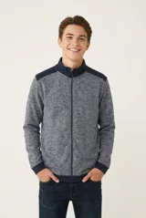 Campera de estilo casual con cierre frontal completo, confeccionada en tejido jaspeado con paneles lisos en hombros, cuello alto y puños acanalados.
