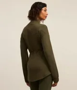 Campera deportiva color verde militar, confeccionada en modal. Tiene cuello alto, cierre por cremallera y lazo para ajustar en la cintura.