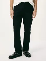 Pantalón estilo chino de corte recto en color negro, con cierre de botón y cremallera frontal.